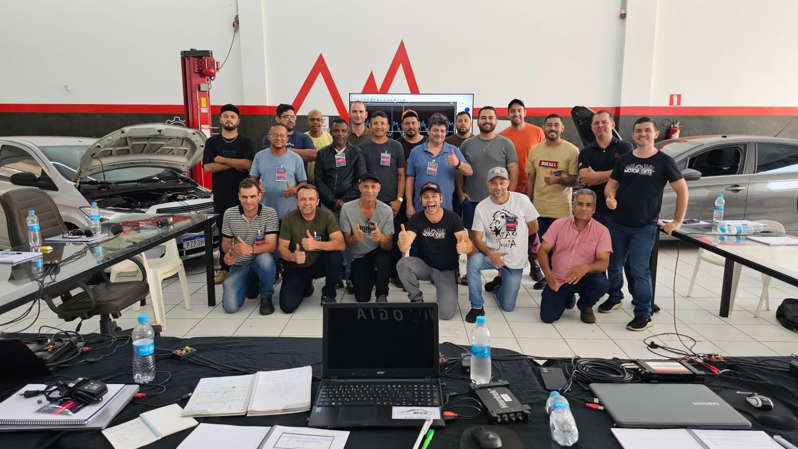 Turma MotorForte acompanhando a demonstração com osciloscópio